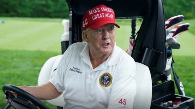 Donald Trump en el 'Trump International Golf Club' durante una mañana lluviosa en West Palm Beach, Florida. / X