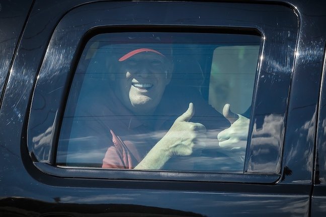 El presidente estadounidense Donald Trump da un pulgar hacia arriba mientras se sienta en su coche de camino a Mar-a-Lago desde el Trump International Golf Club. La portavoz de la Casa Blanca, Sarah Sanders, dijo que Trump se reuniría con miembros de su equipo comercial en su club Mar-a-Lago en Palm Beach. Foto: Thomas Cordy/Palm Beach Post vía ZUMA Wire/dpa

Foto de ARCHIVO

Firma: Thomas Cordy / Palm Beach Post via / DPA - Sólo para uso en España