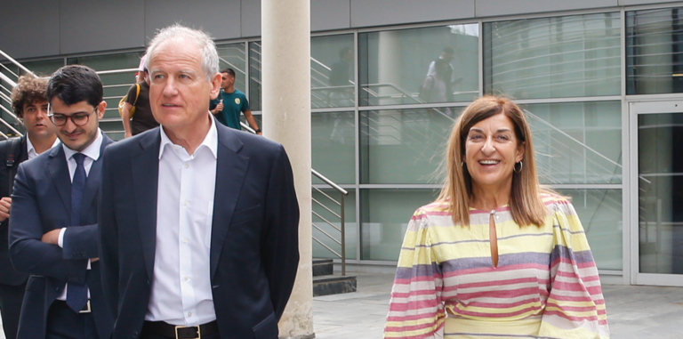 La presidenta de Cantabria, María José Sáenz de Buruaga junto al consejero de Industria, Eduardo Arasti. / A.E.