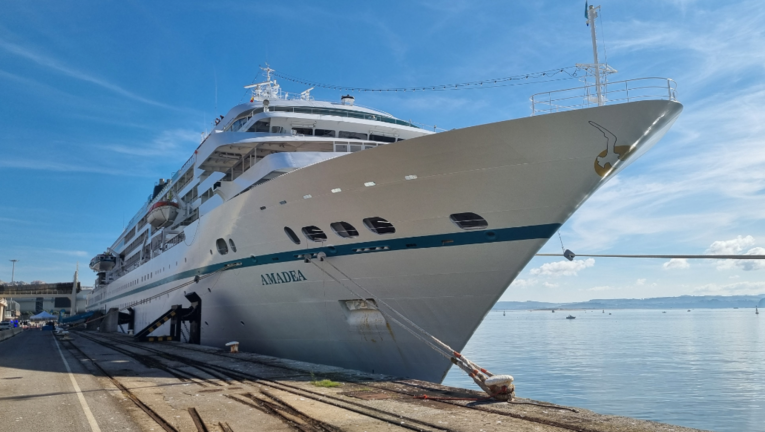 El barco de la naviera Phoenix Reisen, proveniente de Plymouth, ha atracado esta mañana en la Estación Marítima de Santander y permanecerá hasta la medianoche, ofreciendo a sus pasajeros la oportunidad de conocer la ciudad y disfrutar de la región de Cantabria.