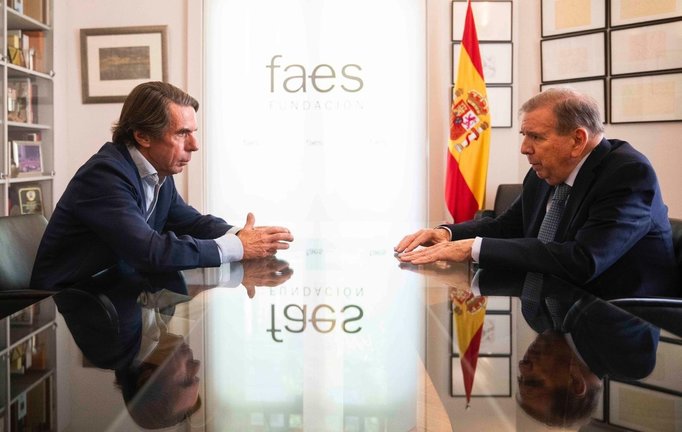 El expresidente del Gobierno José María Aznar se reúne con el candidato opositor Edmundo González en la sede de la fundación FAES en Madrid. / FAES