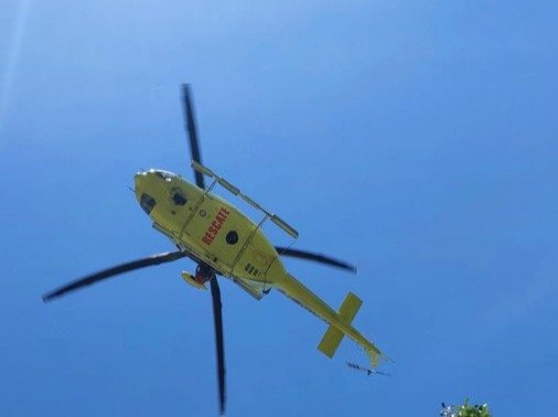 El helicóptero del 112 realiza el rescate en Santoña. / 112