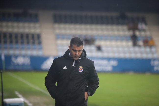 El técnico de la Gimnástica, Fran Martín, durante un partido en El Malecón. / RSGT