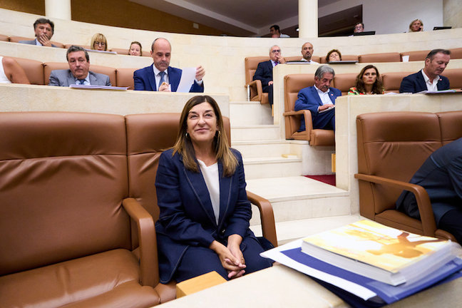 La presidenta de la Comunidad Autónoma de Cantabria, María José Sáenz de Buruaga Gómez, durante la sesión del primer Pleno de legislatura. / Juanma Serrano