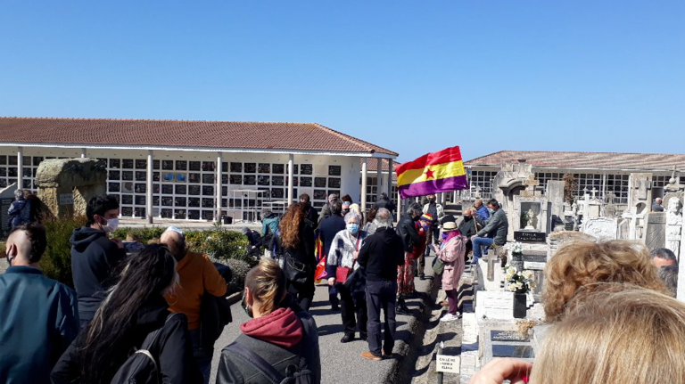 Miembros de la asociación Héroes de la República y simpatizantes recuerdan a las víctimas de la Guerra Civil. / A.E.