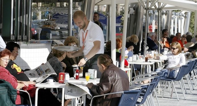 UN CAMARERO SIRVE BEBIDAS EN LA TERRAZA DE UN CHIRINGUITO EL DIA DE LA CONSTITUCION