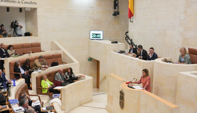 La presidenta de Cantabria, María José Sáenz de Buruaga, durante su intervención en el Parlamento de Cantabria.