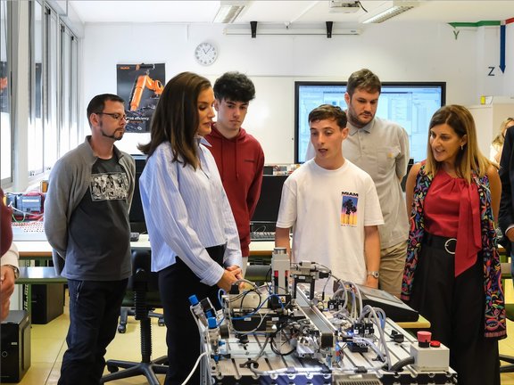 La Reina Letizia junto a Buruaga y alumnos de FP del instituto de Castro Urdiales. / Raúl Lucio