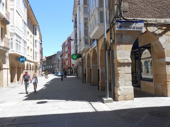 Dos personas caminan por la calle Mayor de Reinosa. / Alerta