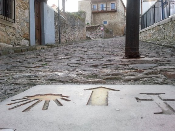 Señales de peregrinación del camino de Santiago. / Alerta