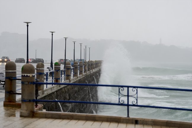 Vista del oleaje en el puerto de Santander. / Juan Manuel Serrano