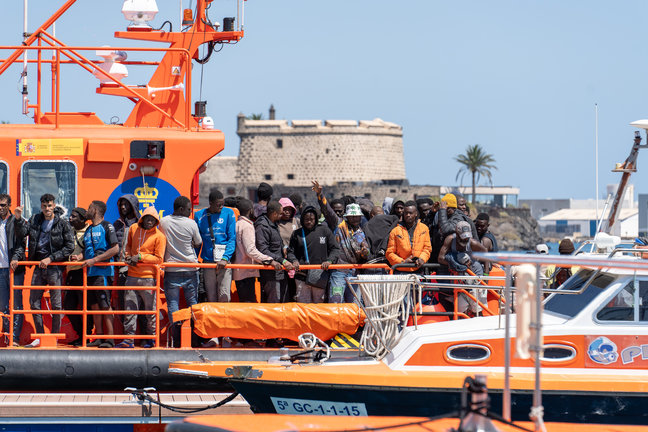 Varios migrantes llegan a bordo de la embarcación de Salvamento ‘Al Nair’ al muelle de Puerto Naos. / EP