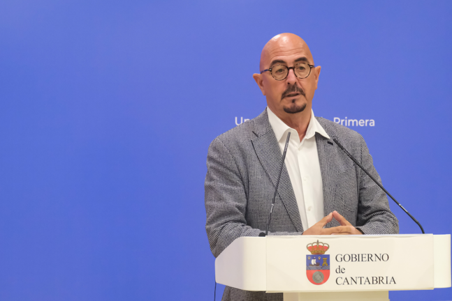 César Pascual durante la rueda de prensa informando sobre la protonterapia. / ALERTA