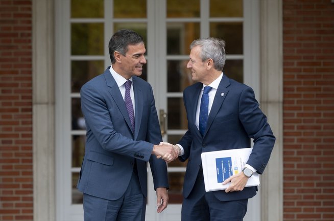 El presidente del Gobierno, Pedro Sánchez (i), recibe al presidente de la Xunta de Galicia, Alfonso Rueda (d), en el Complejo de La Moncloa. / Alberto Ortega