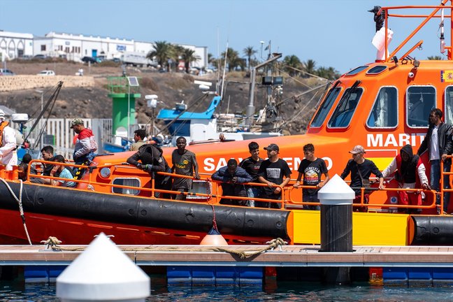 Varios migrantes llegan a bordo de la embarcación de Salvamento ‘Al Nair’ al muelle de Puerto Naos, en Lanzarote. / EP