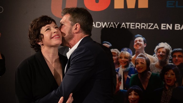 Antonio Banderas y Marta Ribera posan en el photocall del estreno del musical 'Company' en el Teatro Apolo. / David Zorrakino