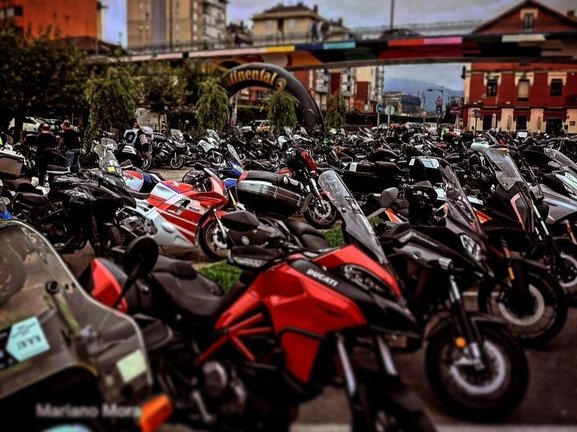 Las motos salen a la calle en Maliaño. / Mariano Mora