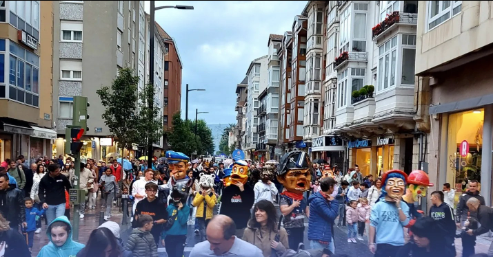 Multitudinario inicio de las fiestas de San Mateo 2024 con el Desfile Inaugural recorriendo las calles de Reinosa, encabezado por charangas y cabezudos, marcando el arranque de una semana llena de celebraciones.  / ALERTA