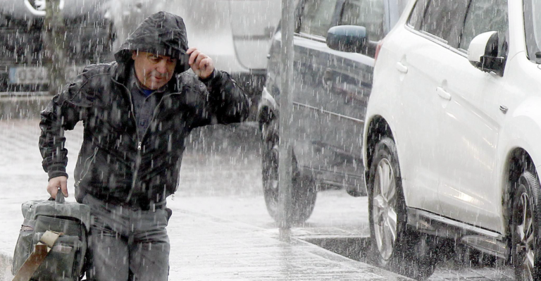 GRA217. SANTANDER, 27/11/2012.- Un hombre corre durante la tormenta registrada hoy en Santander donde la entrada de una ola de frÌo ha provocado una bajada de las temperaturas y fuertes precipitaciones. EFE/Esteban Cobo