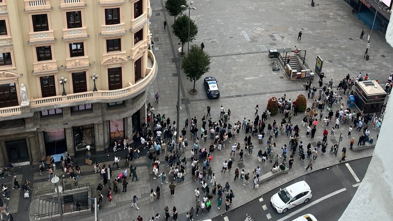 Las personas situadas a un lado de la plaza tras ser desalojada. / Red social X