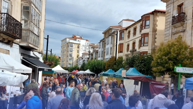 Feria de Comercio y Artesanía colocada en la Avenida del Puente de Carlos III y Calle Mayor. / A.E.