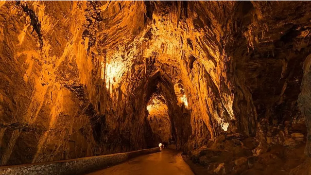 Parte interior de la Cuevona en Cuevas del agua. / Turismo Asturias