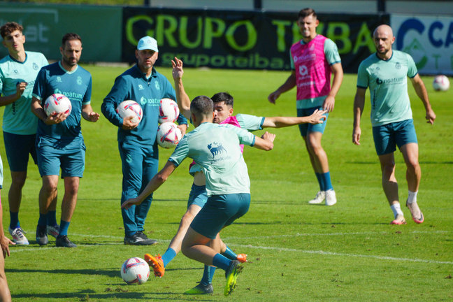 José Álberto, dirige el entrenamiento de cara al partido frente al Castellón. / RRC