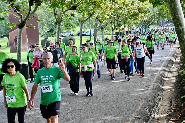 Los santanderinos se visten de verde por la solidaridad en la VII Marcha de las Cinco Playas