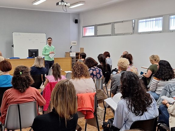 Visita del concejal de Cooperación al Desarrollo, Mateo Echevarría, a los participantes del programa 'Píldoras informativas'. / EP