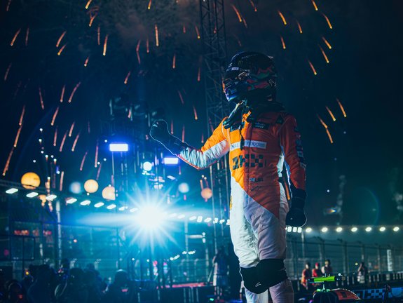 Norris celebra la victoria en Singapur. / F1