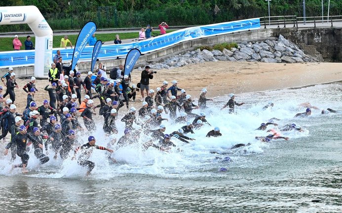 Una de las pruebas del triatlón de Santander. / A.E.