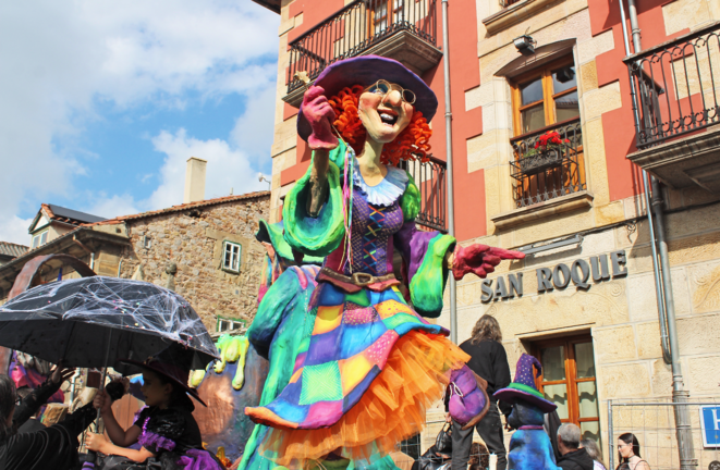 ‘Akelarre’, de la Peña Carroceros Veteranos, gana el concurso de carrozas en Reinosa.