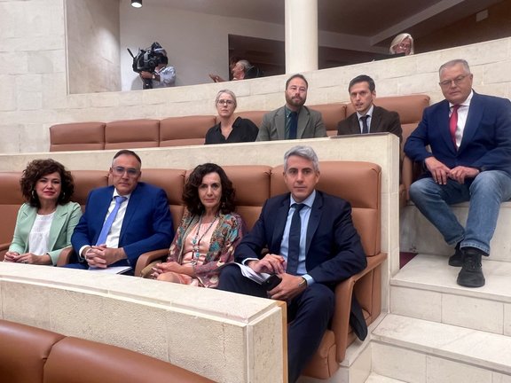 Los socialistas hoy en el Parlamento de Cantabria. / ALERTA