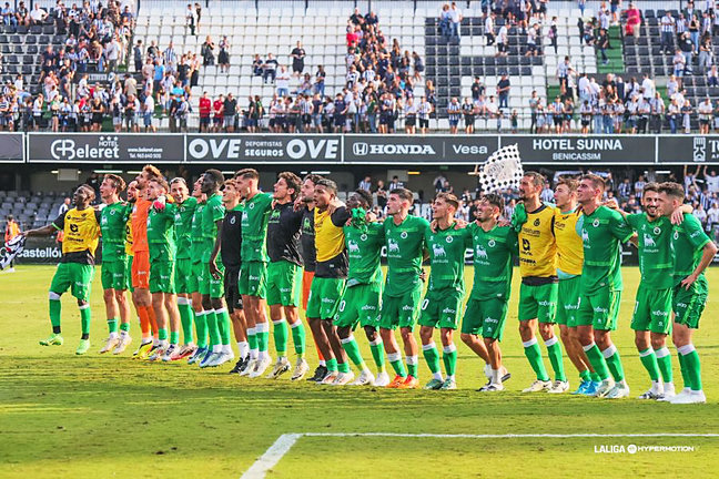 Los jugadores del Racing celebran con la afición racinguista desplazada la victoria ante el Castellón. / l.h