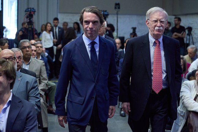 El expresidente del Gobierno José María Aznar (i) y el exasesor de seguridad de Estados Unidos, John Bolton (d), llegan a la inauguración del 'Campus FAES 2024'. / Jesús Hellín