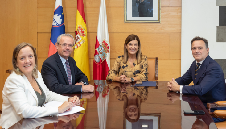 La presidenta de Cantabria, María José Sáenz de Buruaga, recibe al embajador de la República de Eslovenia, Robert Krmelj. / ALERTA