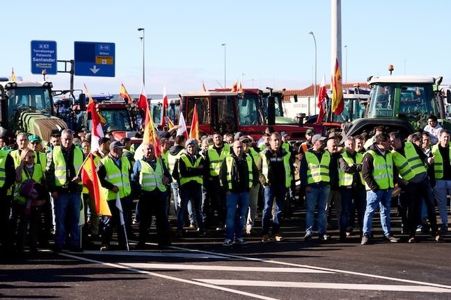 Tractores y agricultores durante una concentración en el Puerto de Santander, a 13 de febrero de 2024, en Santander, Cabrabria (España). Las acciones de hoy de los agricultores y ganaderos en Cantabria se han convocado por la organización agraria AIGAS-La Unión frente al Puerto de Santander. Agricultores y ganaderos de toda España han sacado sus tractores a las carreteras por sexto día consecutivo, para pedir mejoras en el sector, entre ellas exigir ayudas para afrontar las sequías que sufre el campo. Además, protestan contra las políticas europeas y su falta de rentabilidad.
Fecha: 13/02/2024. leer menos

Foto de ARCHIVO

Firma: Juanma Serrano / Europa Press