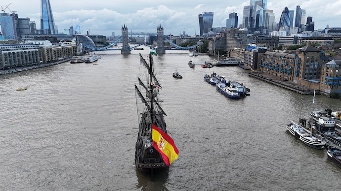 El Galeón Andalucía hizo ayer una entrada espectacular en la ciudad de Londres, navegando por el Támesis y cruzando el icónico Tower Bridge a las 17:30h.