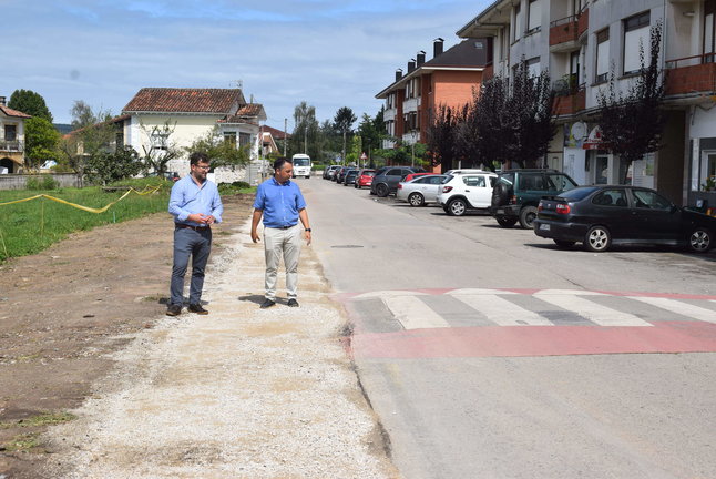 El alcalde supervisando la construcción del itinerario peatonal. / Alerta