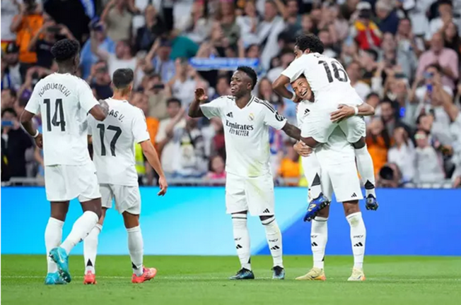 Los jugadores del conjunto blanco celebran un gol ante el Espanyol. / EP