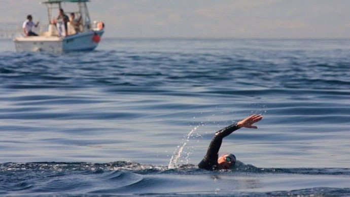 David Meca atravesando el Estrecho de Gibraltar. / EP