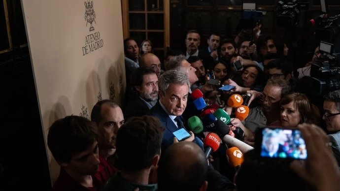 El expresidente del Gobierno, José Luis Rodríguez Zapatero, atiende a los medios de comunicación, antes de la presentación del libro 'La democracia y sus derechos', en el Ateneo de Madrid, a 24 de septiembre de 2024, en Madrid (España). El libro hace un repaso a las leyes que definieron su gobierno y cambiaron España cuando se cumplen veinte años de la presidencia de Zapatero.

Firma: Matias Chiofalo / Europa Press
Personajes: JOSÉ LUIS RODRÍGUEZ ZAPATERO