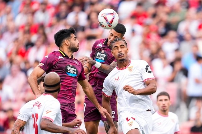 Loic Bade del Sevilla FC y Marcos Andre del Real Valladolid en acción durante el partido de fútbol de la liga española, La Liga EA Sports, jugado entre el Sevilla FC y el Real Valladolid en el estadio Ramón Sánchez-Pizjuán el 24 de septiembre de 2024, en Sevilla, España.
Fecha: 24/09/2024.

Firma: AFP7 / Europa Press - Sólo