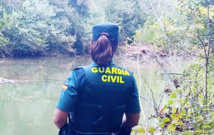 Un agente de la çGuardia Civil junto al Asón. / OPC