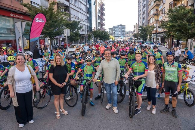 Diego Movellán junto a miembros del equipo de Gobierno en el día de la Bici del año pasado. / Alerta