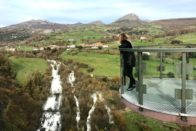 Una mujer mira el paisaje desde un mirador. / Alerta