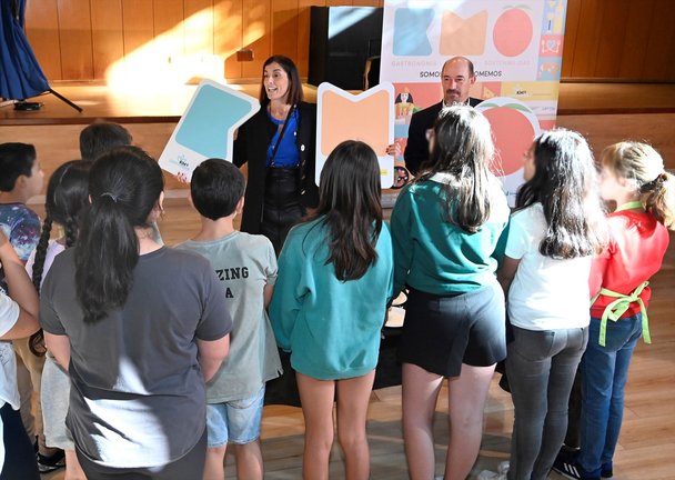 La alcaldesa, Gema Igual, participa en una jornada de la iniciativa 'Santander KM0' en la Finca Altamira junto a los alumnos de Primaria de los colegios Menéndez Pelayo, José Arce Bodega y María Blanchard. / Alerta