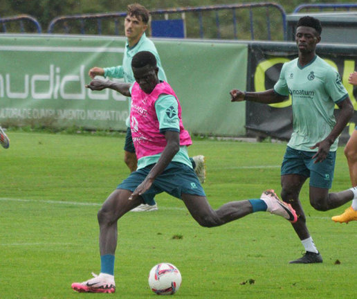 El centrocampista del Racing, Maguette Gueye durante un entrenamiento. / RRC