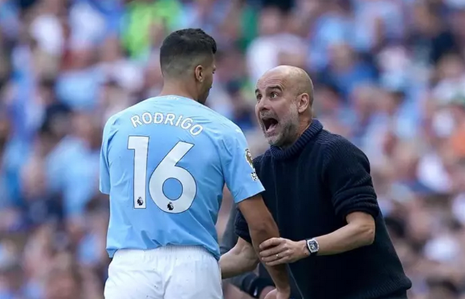 El centrocampista del Manchester City, Rodrigo habla con Pep Guardiola. / EP