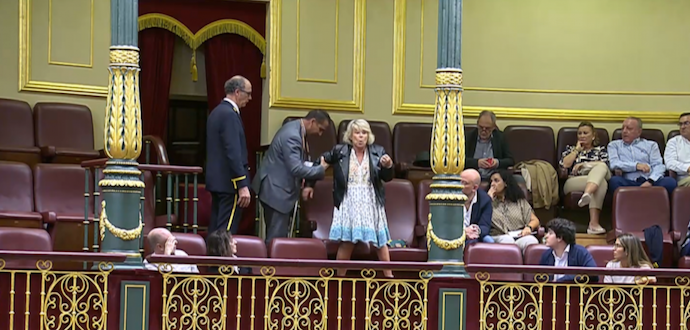 Victoria Ibañez, enferma del polio  en el congreso. / RTVE